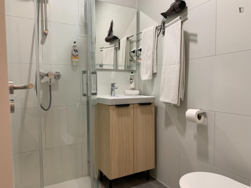 Snug twin Room with En-suite Bathroom in Benfica - Gallery - 3