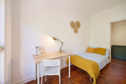 Bedroom in a shared apartment in Lisbon - Room 1