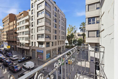 Soleada habitación doble con balcón en el centro - Gallery - 4