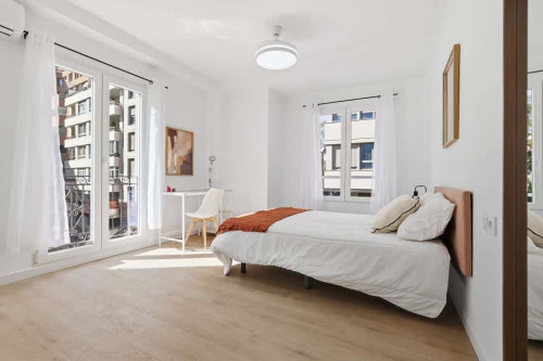 Soleada habitación doble con balcón en el centro - Gallery - 3