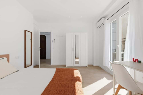 Soleada habitación doble con balcón en el centro - Gallery - 2