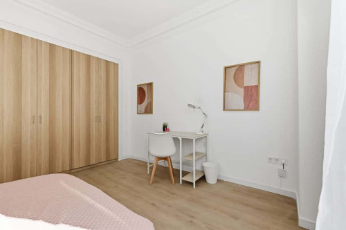 Amplia habitación doble con balcón en el centro - Gallery - 2