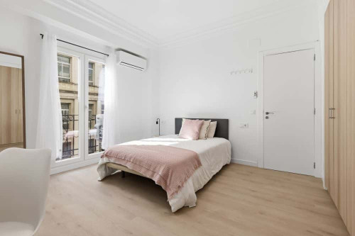 Amplia habitación doble con balcón en el centro - Gallery - 3
