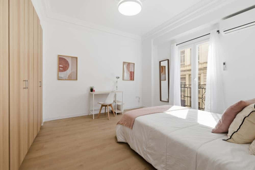 Amplia habitación doble con balcón en el centro