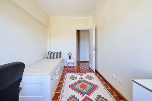 Bedroom in a 3-bedroom apartment in Lisbon - Gallery - 4