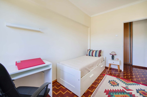 Bedroom in a 3-bedroom apartment in Lisbon - Gallery - 10