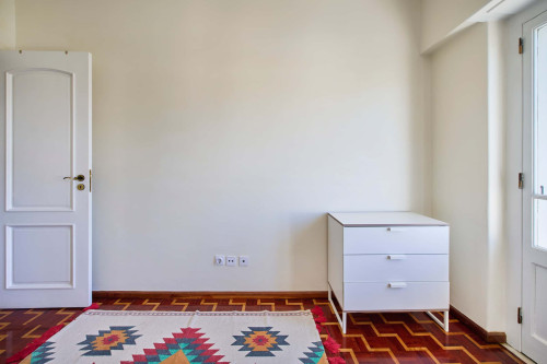 Bedroom in a 3-bedroom apartment in Lisbon - Gallery - 5