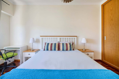 Bedroom in a 3-bedroom apartment in Lisbon - Gallery - 4