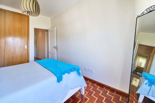 Bedroom in a 3-bedroom apartment in Lisbon - Gallery - 3