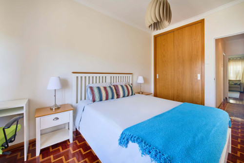 Bedroom in a 3-bedroom apartment in Lisbon - Gallery - 2