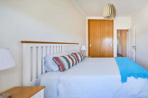 Bedroom in a 3-bedroom apartment in Lisbon - Gallery - 5