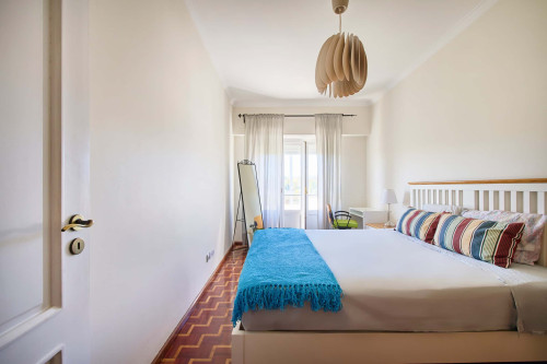Bedroom in a 3-bedroom apartment in Lisbon - Gallery - 7