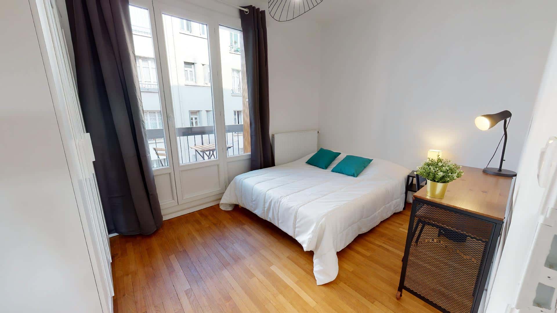 Room In Rue Delandine, Lyon For 98 M² With 6 Bedrooms - 1