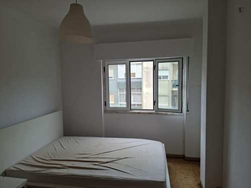 Cozy Double Bedroom close to Amadora Train Station