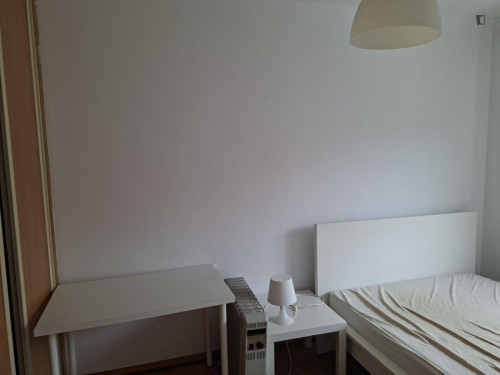 Cozy Double Bedroom close to Amadora Train Station - Gallery - 5