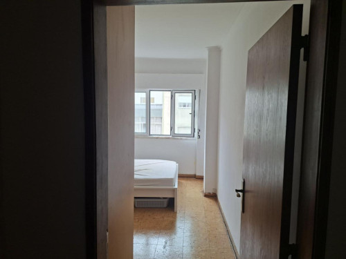 Cozy Double Bedroom close to Amadora Train Station - Gallery - 4
