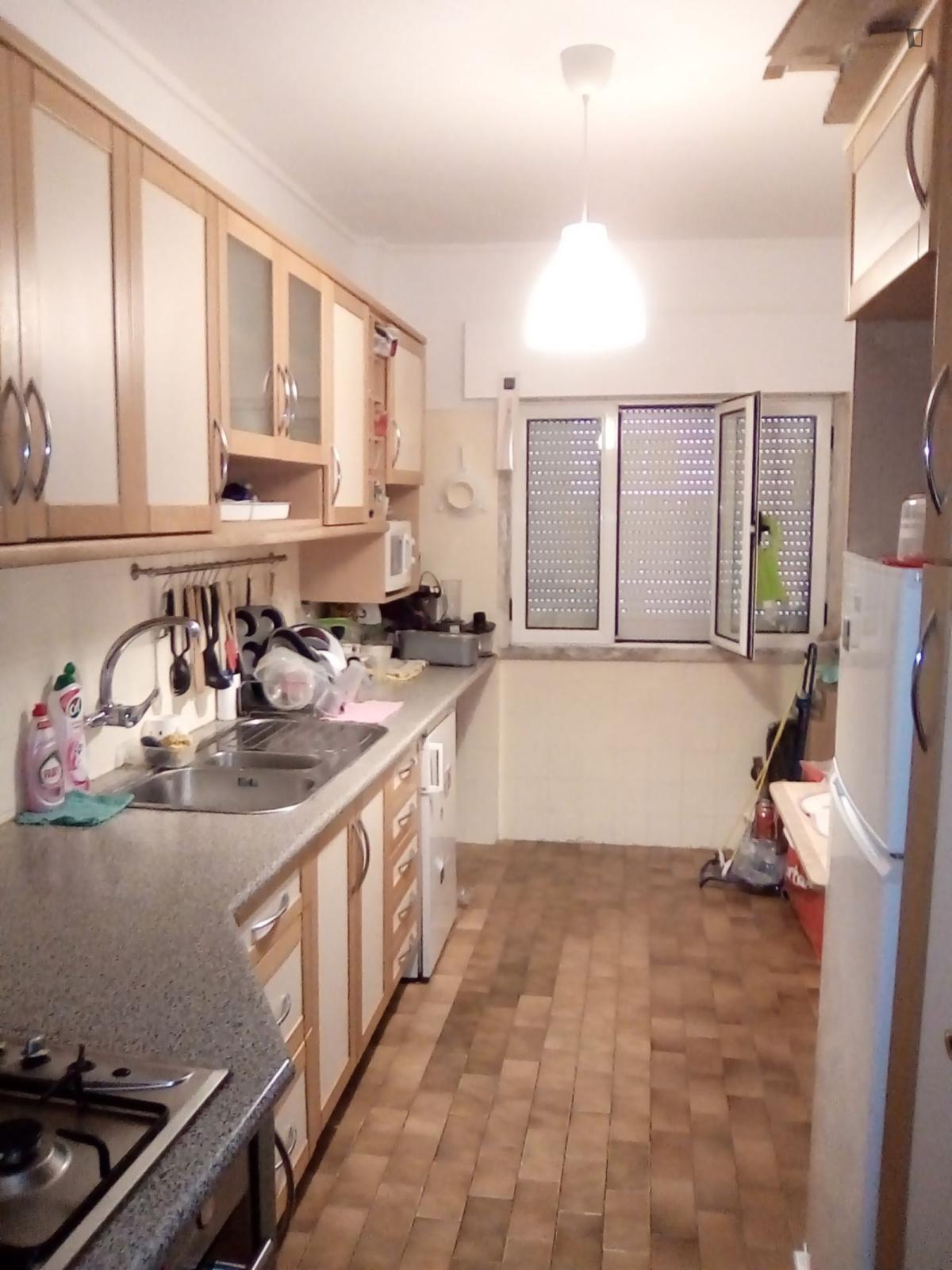 Cozy Double Bedroom Close To Amadora Train Station - 3