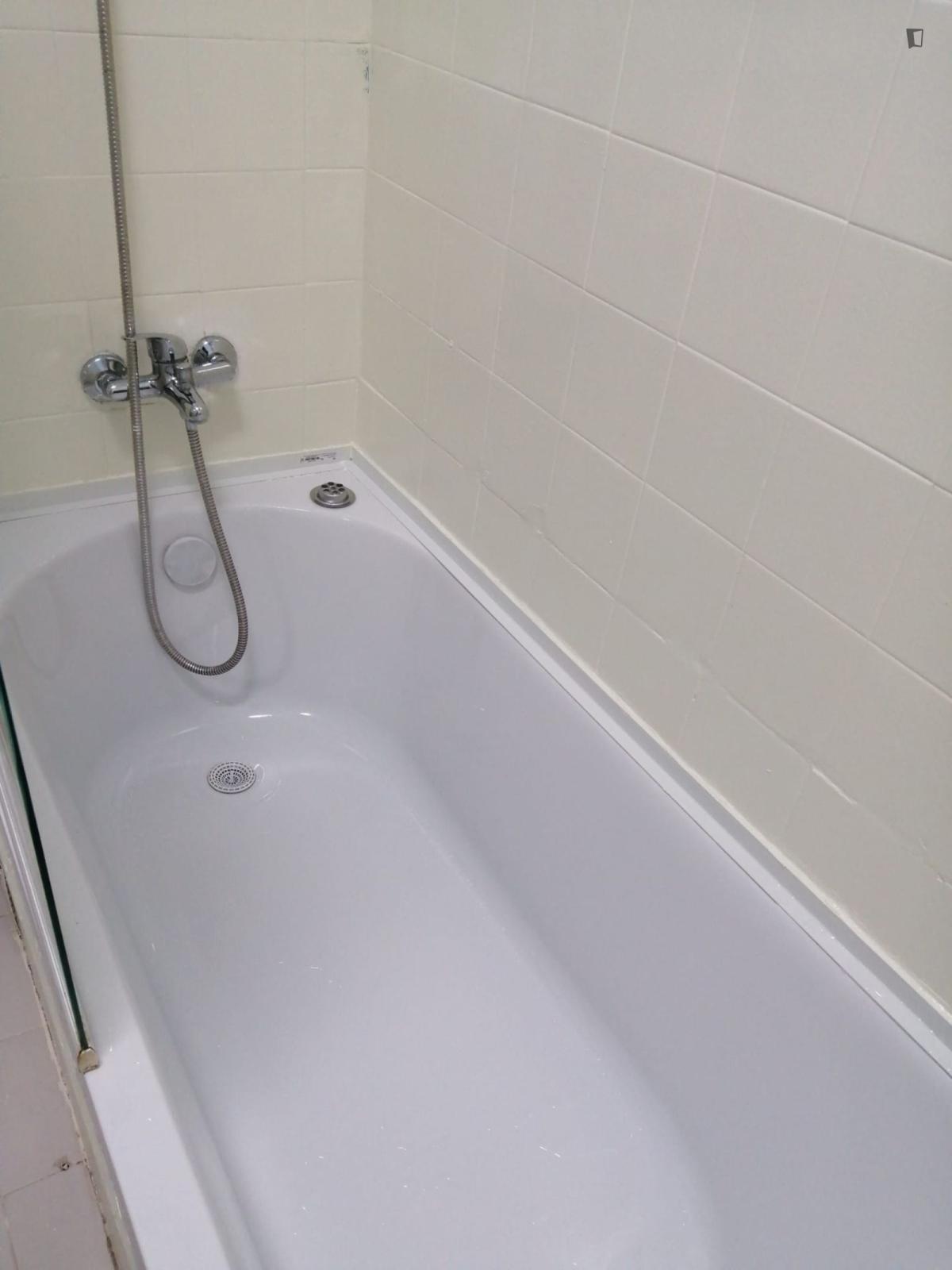 Cozy Double Bedroom Close To Amadora Train Station - 1