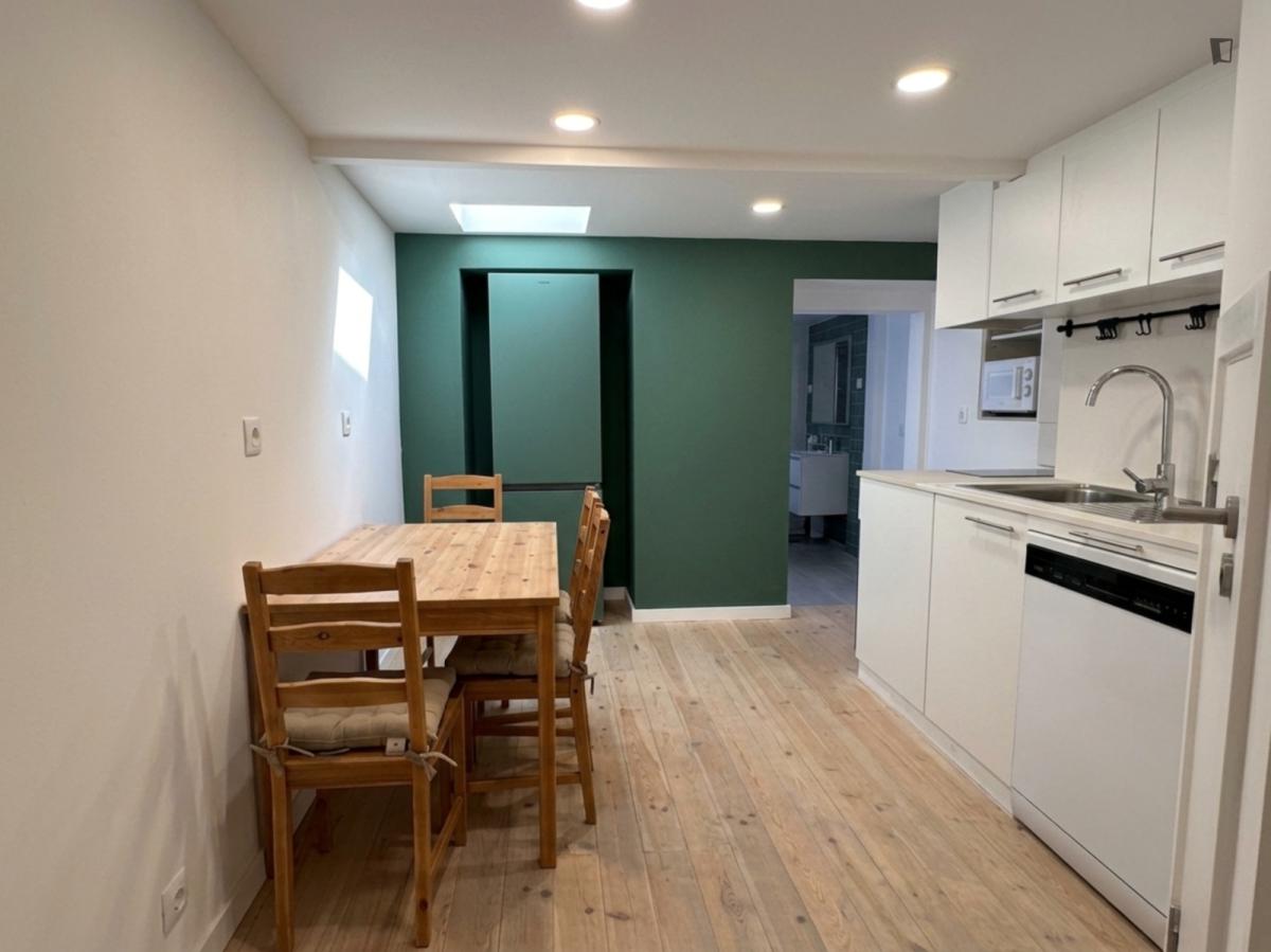 Stylish Two-Bedroom Flat With A Balcony In Rato - 5