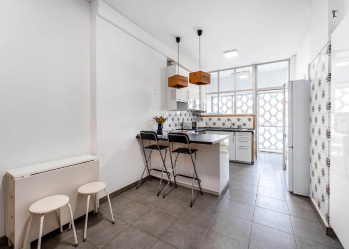 Prime Double Bedroom Close To University Of Lisbon - 4