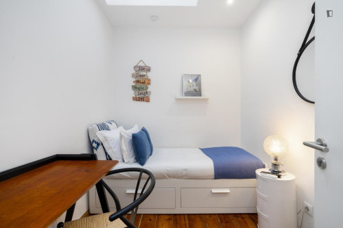 Delightful bedroom in a 7-bedroom flat - Gallery - 2
