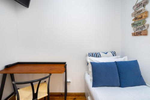 Delightful bedroom in a 7-bedroom flat