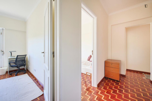 Inviting single bedroom with a balcony, in Lumiar - Gallery - 14