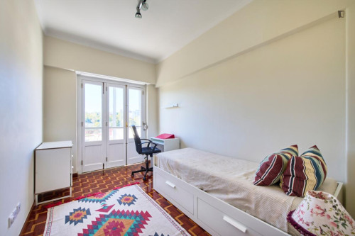 Inviting single bedroom with a balcony, in Lumiar - Gallery - 29