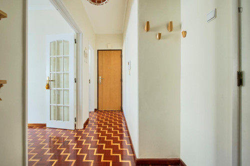 Inviting single bedroom with a balcony, in Lumiar - Gallery - 8