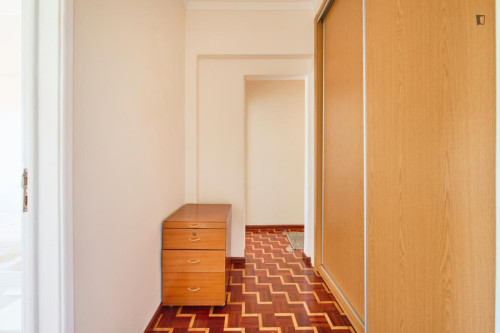Inviting single bedroom with a balcony, in Lumiar