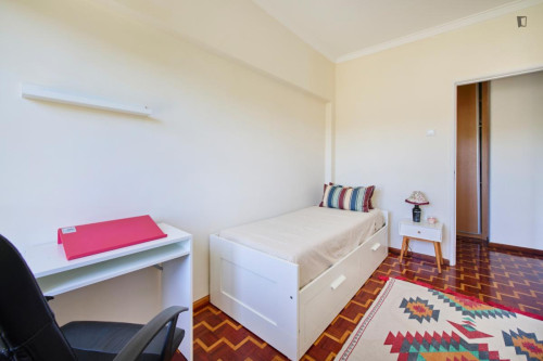 Inviting single bedroom with a balcony, in Lumiar - Gallery - 31