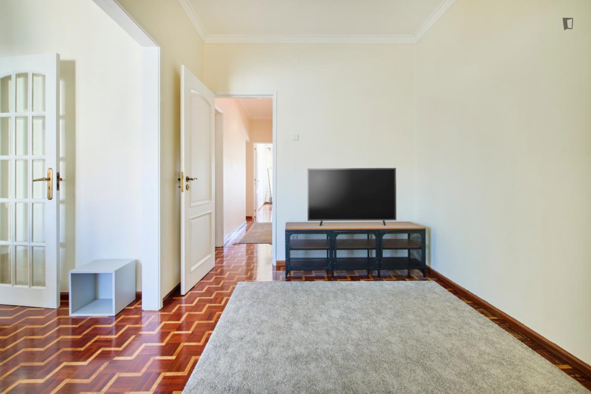 Inviting Single Bedroom With A Balcony, In Lumiar - 40
