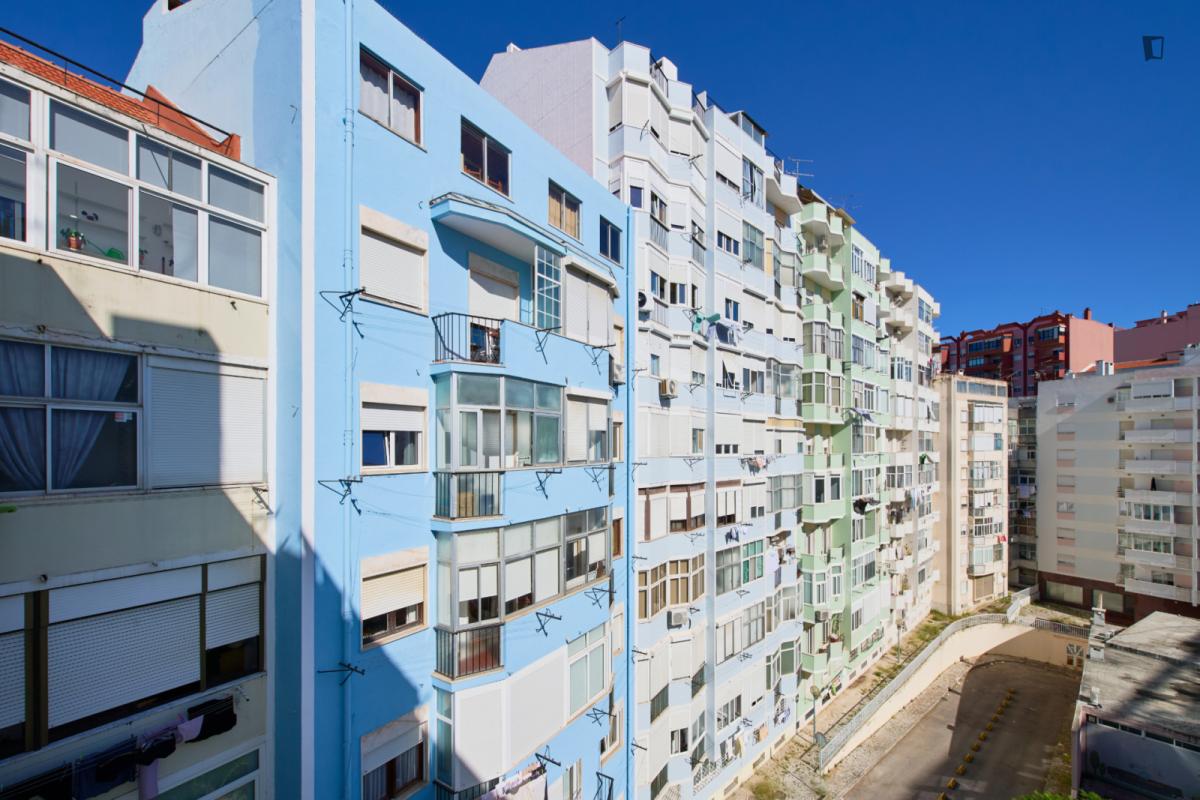 Inviting Single Bedroom With A Balcony, In Lumiar - 3