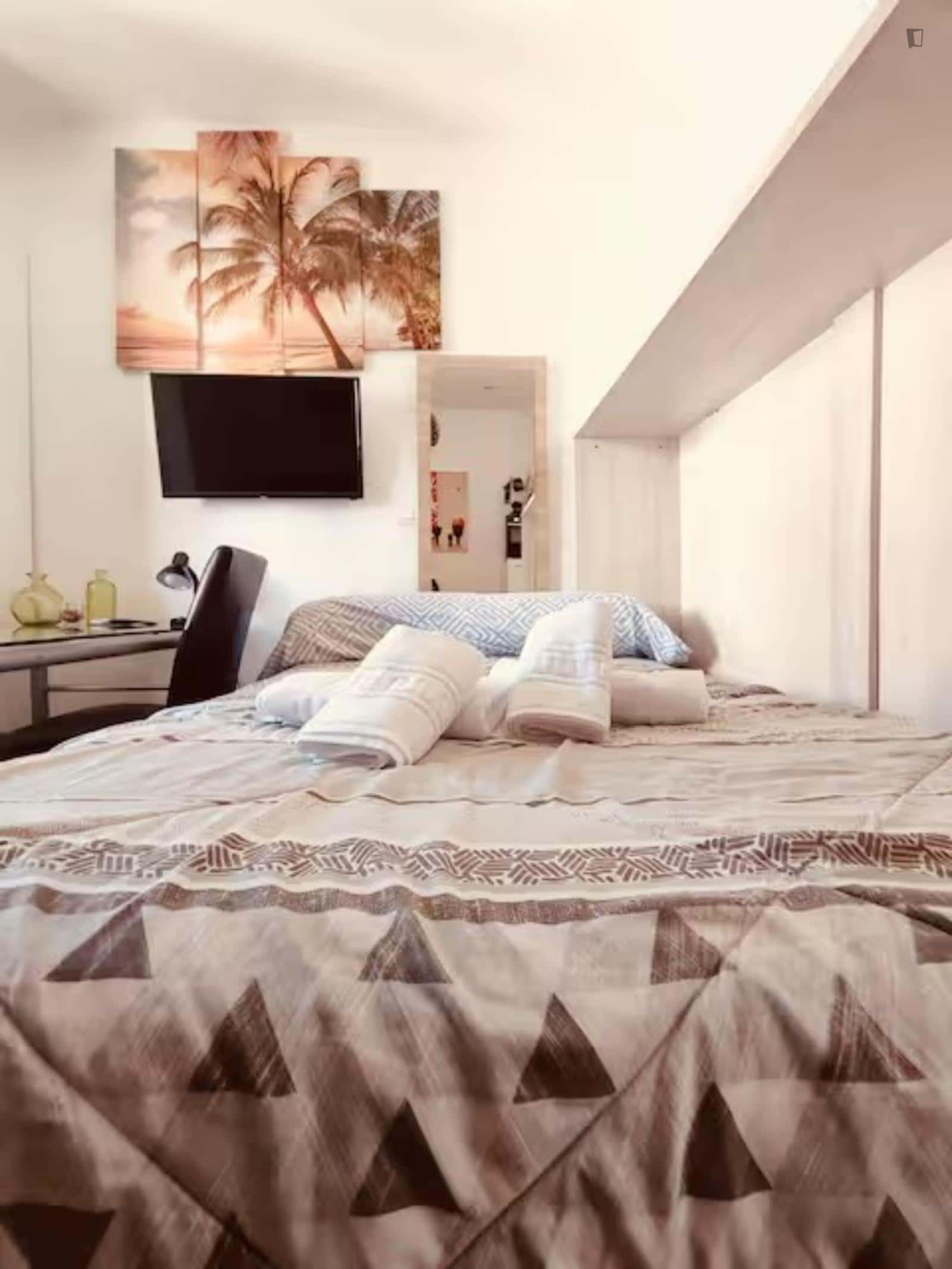 Room In Calle Elvira, Granada With 3 Bedrooms - 1