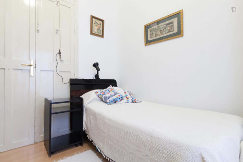 Room in Calle Santa Escolástica, Granada with 3 bedrooms - Gallery - 2