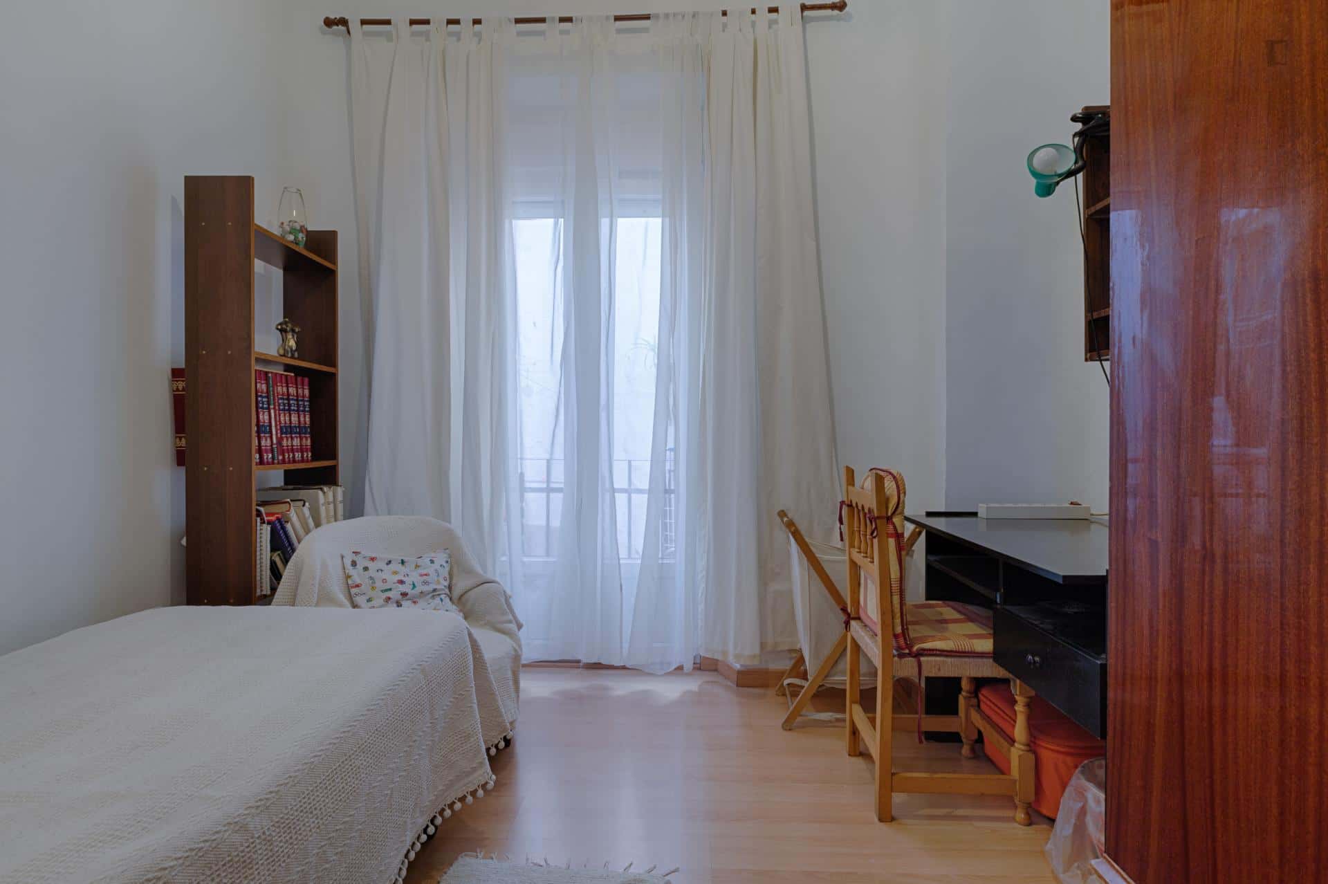 Room In Calle Santa Escolástica, Granada With 3 Bedrooms - 1