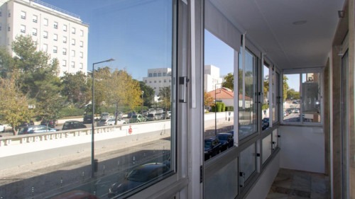 Bright and welcoming bedroom in central Lisbon - Gallery - 12