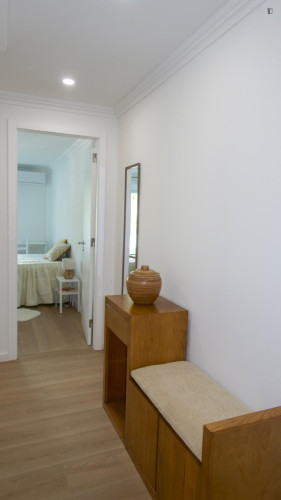 Bright and welcoming bedroom in central Lisbon - Gallery - 10