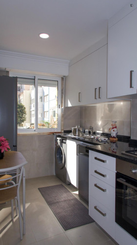 Bright and welcoming bedroom in central Lisbon - Gallery - 5