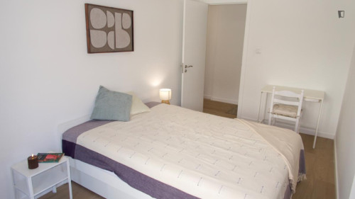 Bright and welcoming bedroom in central Lisbon - Gallery - 2