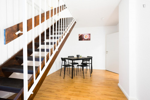 Bright single bedroom in a student flat, in Wersten