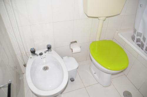 Cosy double bedroom in Olivais