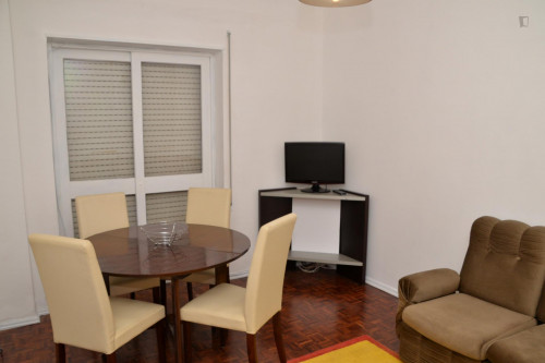 Cosy double bedroom in Olivais