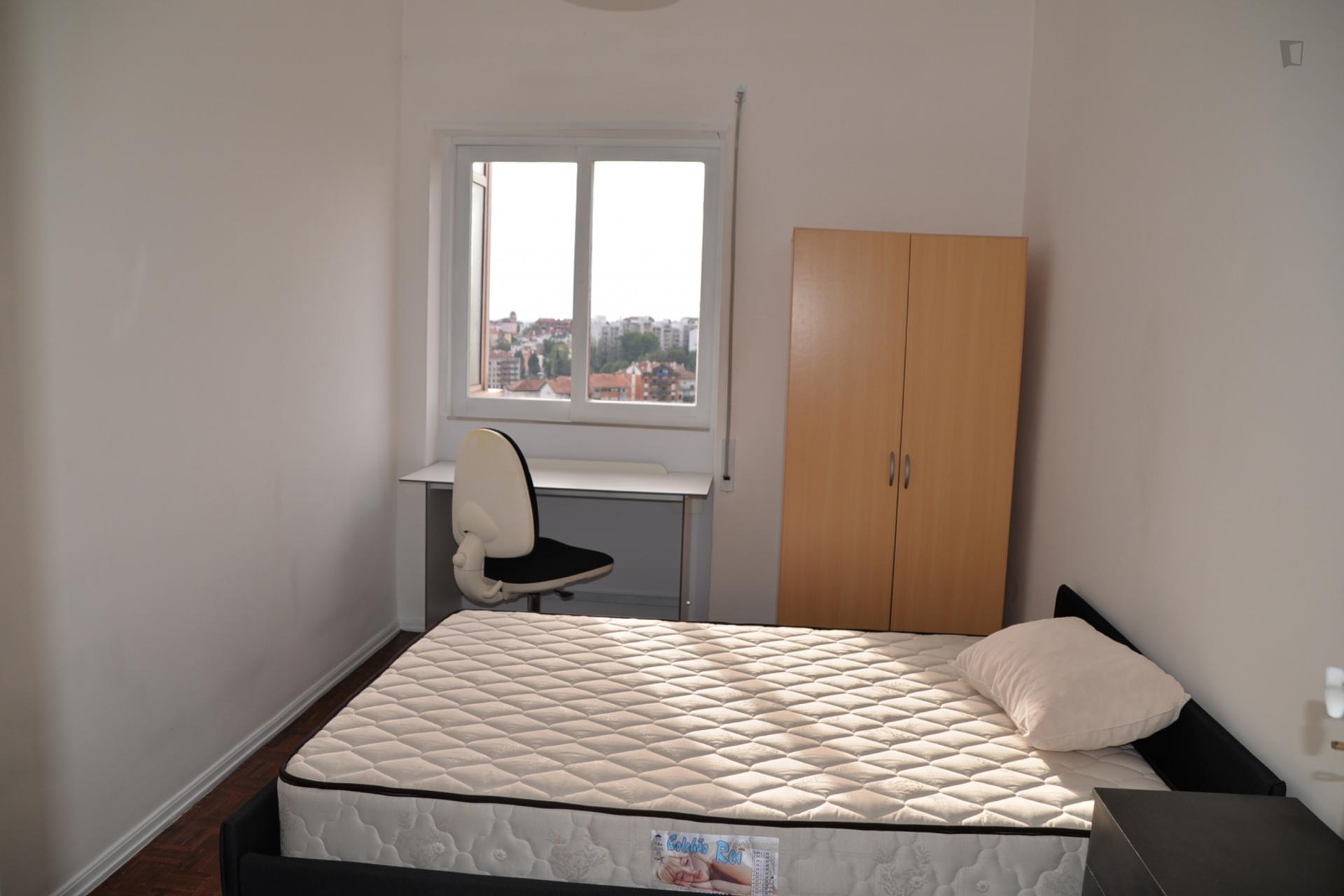 Cosy Double Bedroom In Olivais - 1