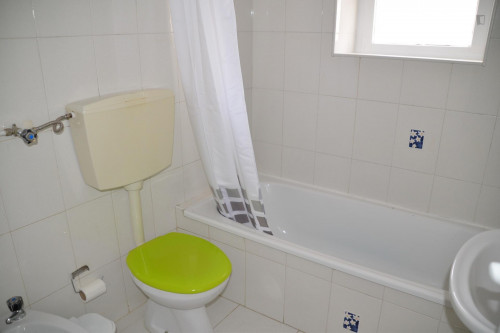 Delightful double bedroom in Olivais