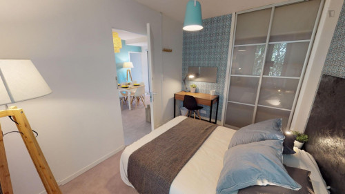 Snug double bedroom in a 3-bedroom apartment near Compans-Caffarelli transport station