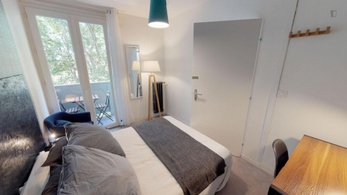 Snug double bedroom in a 3-bedroom apartment near Compans-Caffarelli transport station