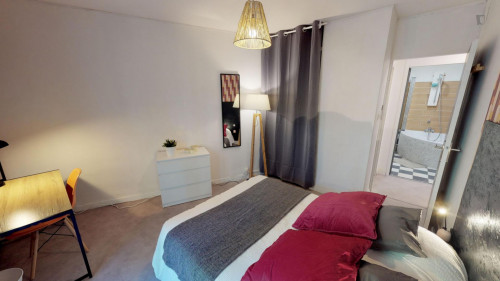 Cute double bedroom in a 3-bedroom apartment near Compans-Caffarelli transport station