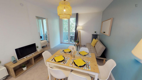 Cute double bedroom in a 3-bedroom apartment near Compans-Caffarelli transport station