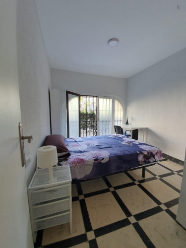 Double bedroom near Puerta de Elvira